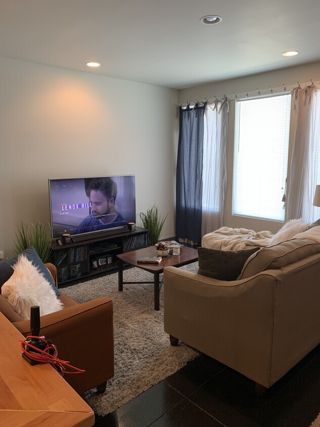 Foto principal - 305 W 23rd St