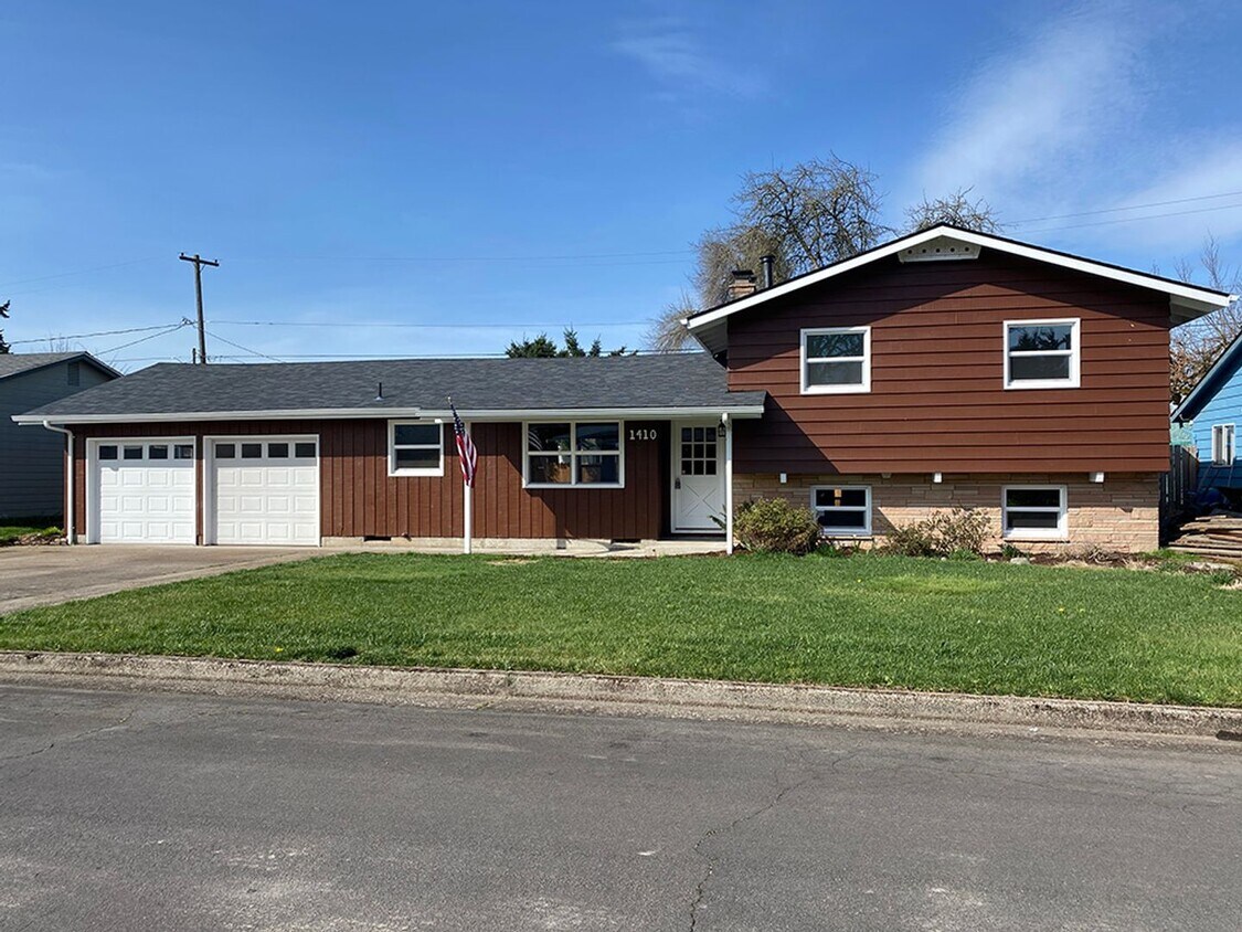 Primary Photo - Lovely, Spacious 4 bedroom in Albany