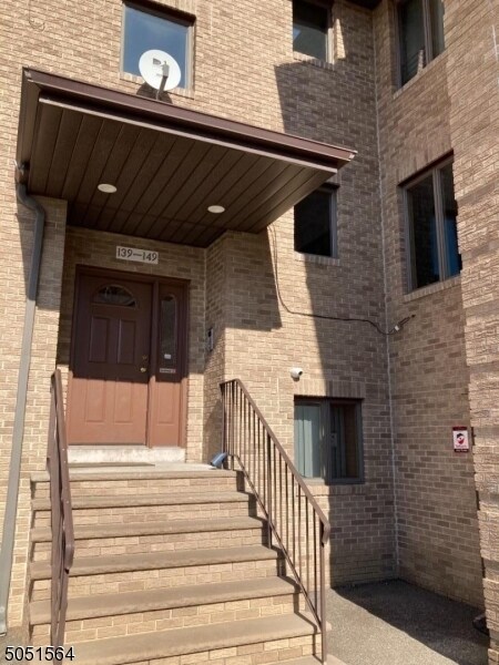 Primary Photo - 147 River Rd