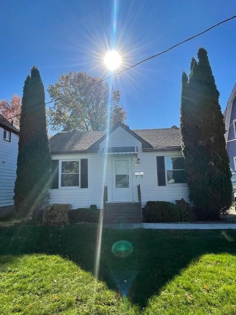 Foto principal - Renovated 2 bedroom home with large yard!