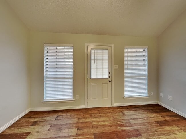 Building Photo - 705 Kingston Dr