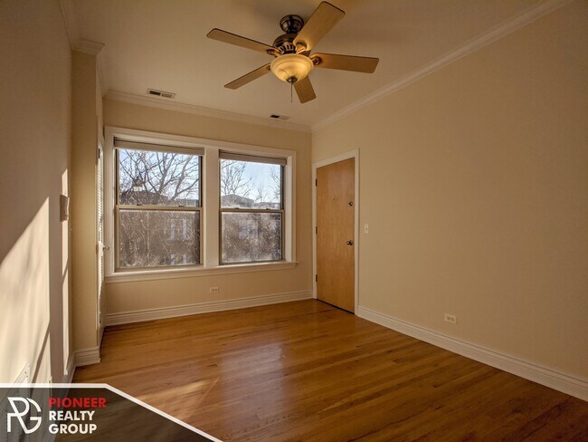 Foto del edificio - 1216 W Waveland Ave