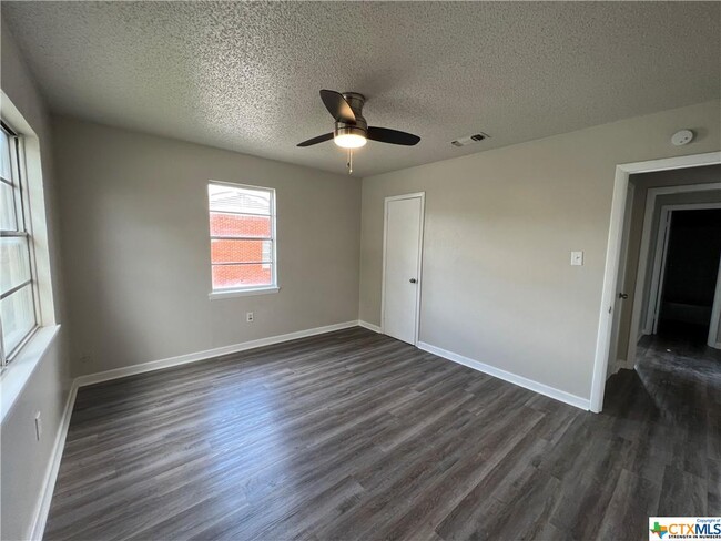 Building Photo - 304 N 9th St