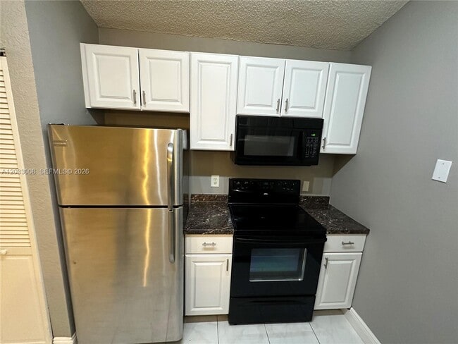 Building Photo - 2871 N Oakland Forest Dr