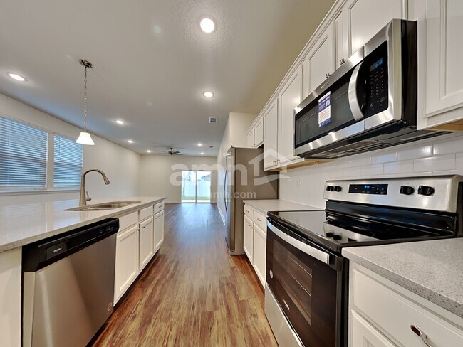 Building Photo - 558 Onate Cir