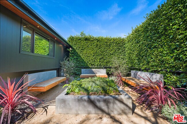 Foto del edificio - 3044 Linda Ln