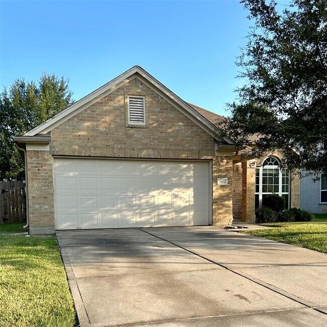 Foto del edificio - 5802 Caraway Lake Dr