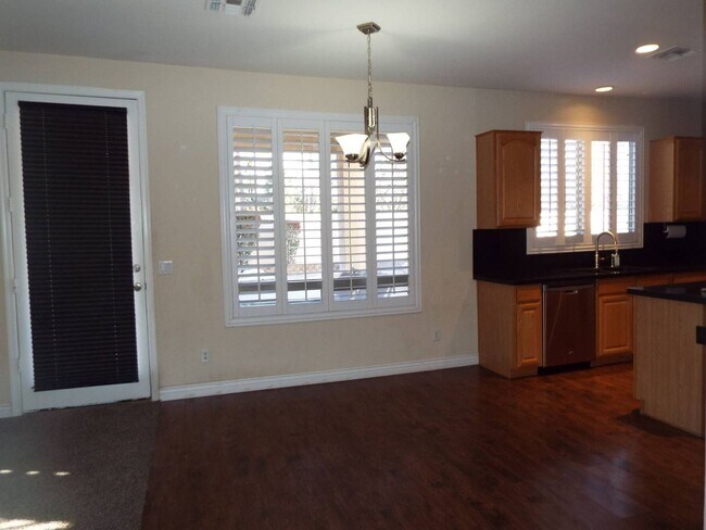 Building Photo - STUNING GILBERT 5 BEDROOM