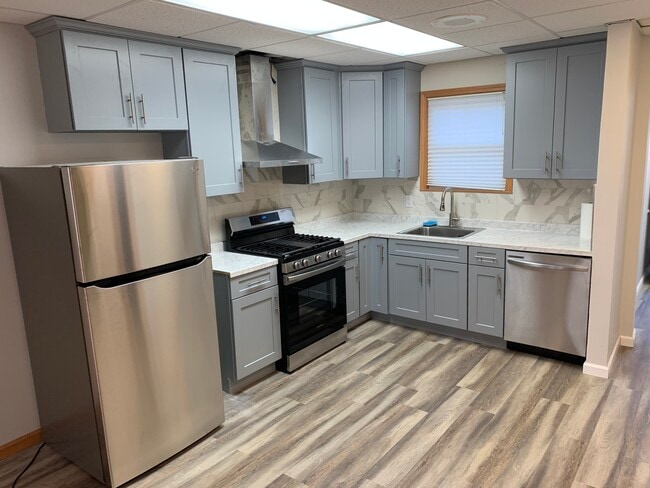 Building Photo - 31 Oak St