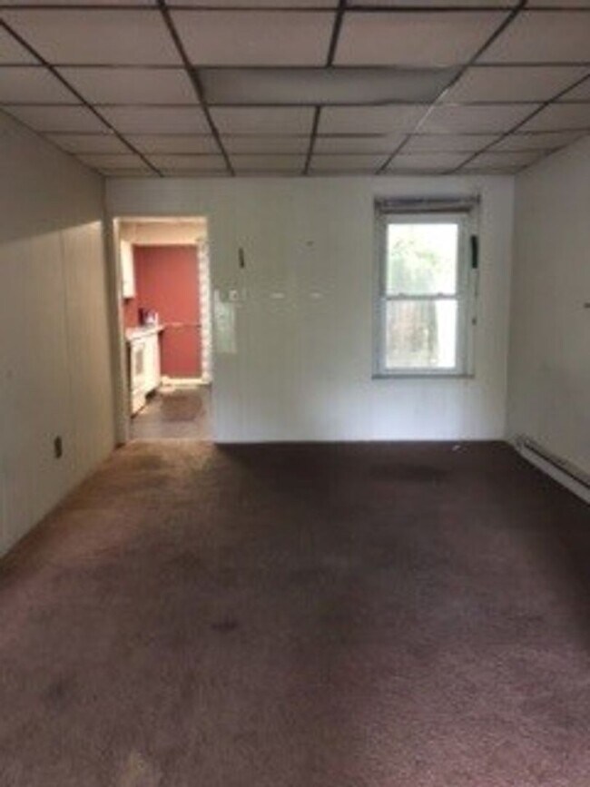 Building Photo - 3 bedroom 1 bathroom