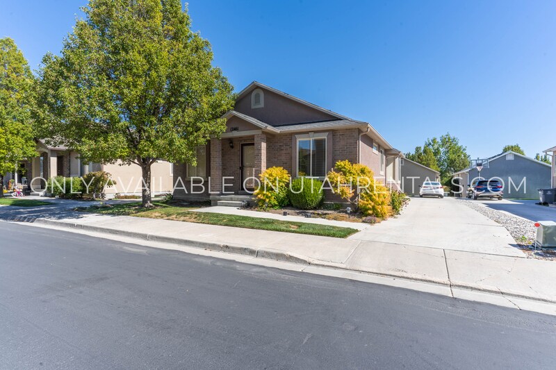 Primary Photo - 12461 S Mayan St