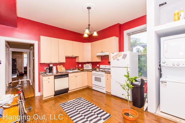Foto del edificio - 1657 N Maplewood Ave