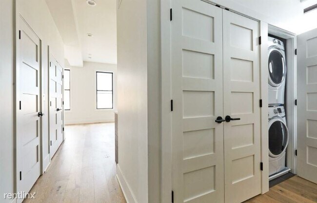 Building Photo - 3057 W Diversey Ave