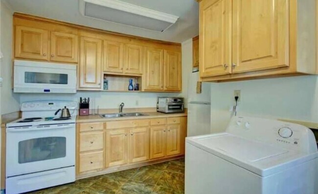 Eat In Kitchen - 423 Cedar Dr