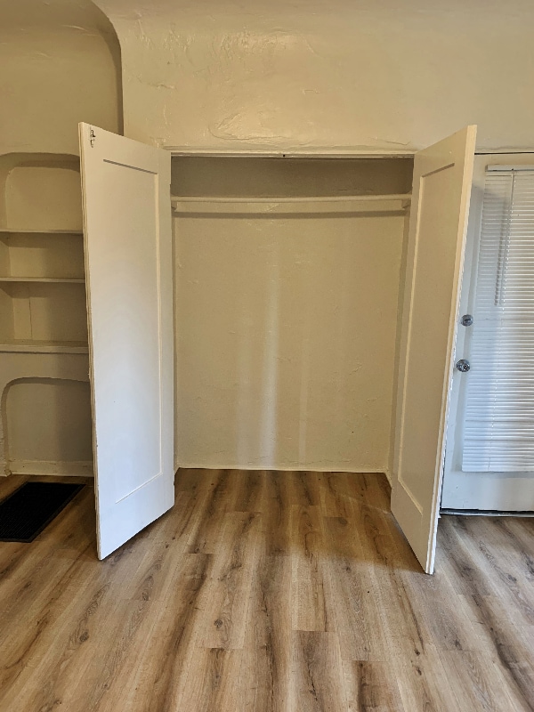 Foto del edificio - 806 Poinsettia Pl