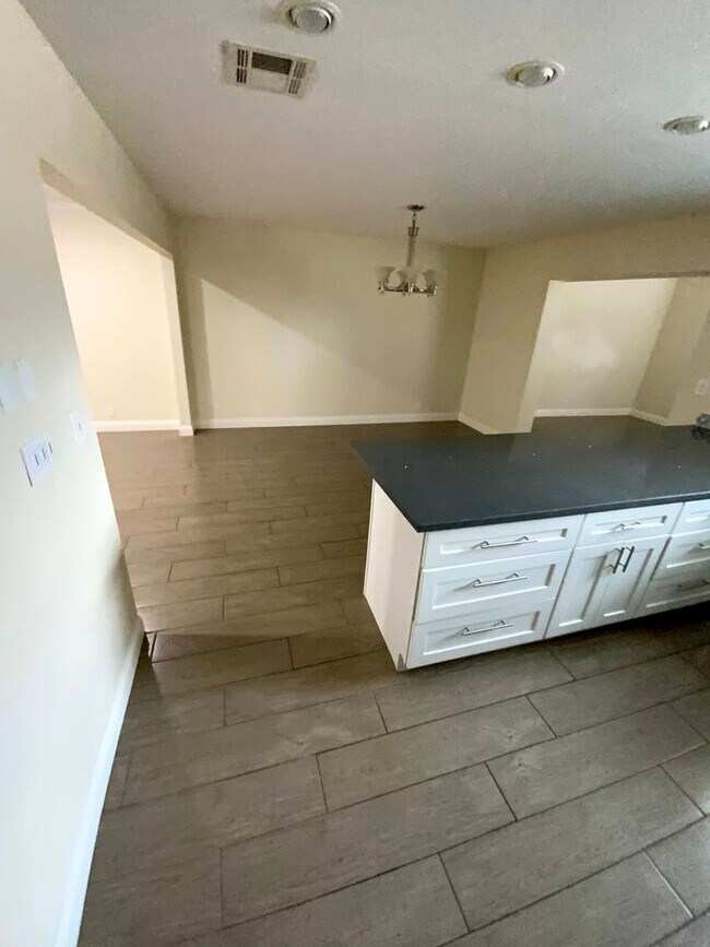 Foto del edificio - HIGHLY UPGRADED TOWN HOME IN FABULOUS GUAR...