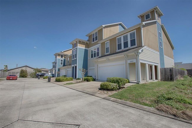 Building Photo - 3513 Topango Dr