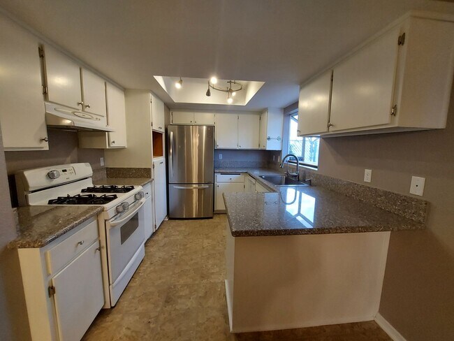 Foto del edificio - Cozy 2 Bedroom w/ Den close to JTNP