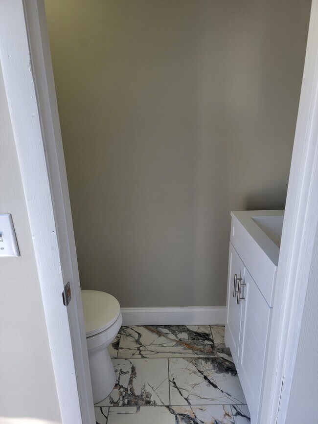 Medio baño en el primer piso - 255 Hague St