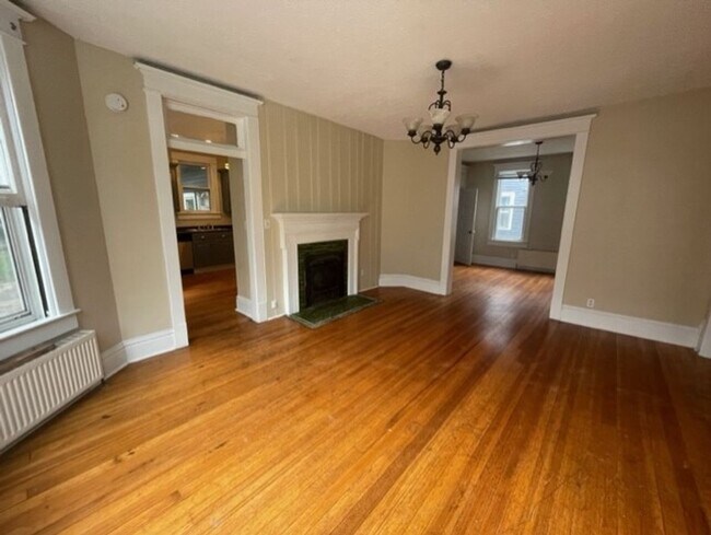 Foto del edificio - Large 3 Bedroom W/Basement and Garage Avai...