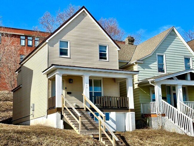 Foto del edificio - AVAILABLE JUNE - Remodeled 3 Bed 1.5 Bath Central Hillside Home