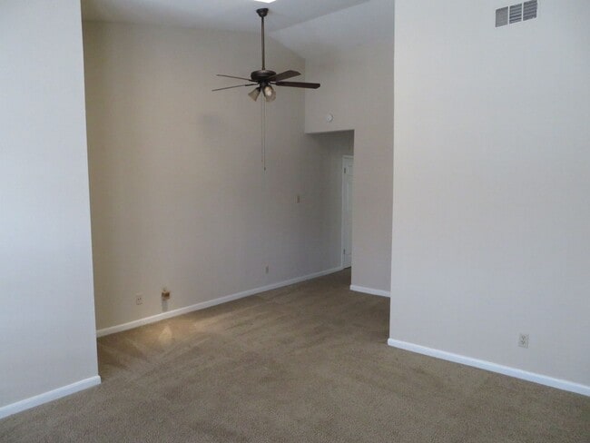 Building Photo - 1/1 Apartment Walking Distance to UT