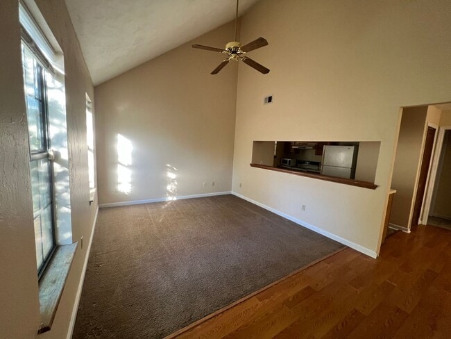 Building Photo - Cute 2 bedroom 2 bathroom townhome close t...