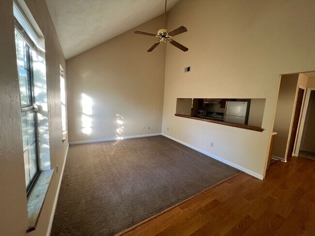 Foto del edificio - Cute 2 bedroom 2 bathroom townhome close t...