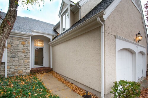Building Photo - Elegant and Spacious Maintenance-Provided ...