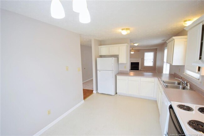 Building Photo - 6320 Foxlake Dr
