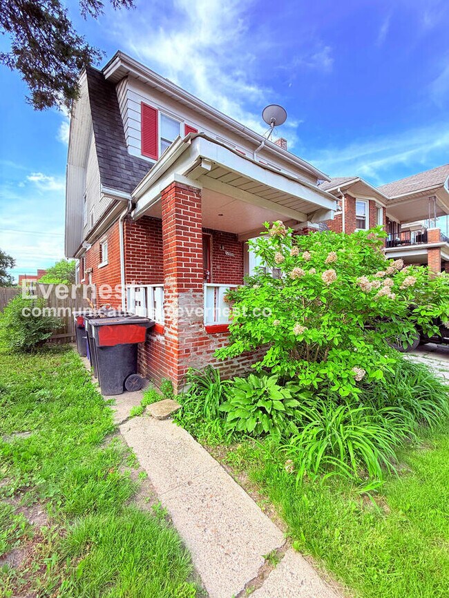 Building Photo - 3 Bed, 1 Bath Home with Fenced Yard / Vouchers Accepted / Available Now!