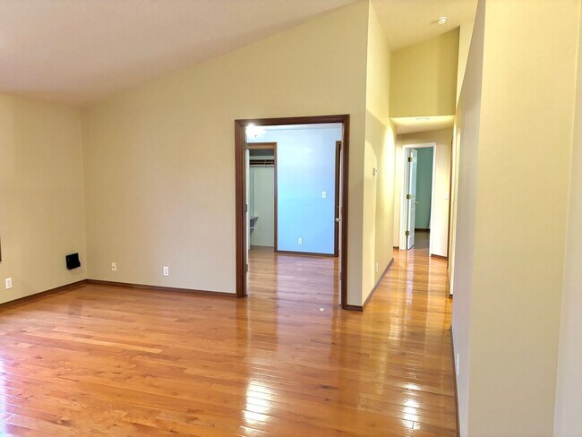 Foto del edificio - Spacious Ranch Style Home w/ private patio and yard, 2 car garage and vaulted ceilings