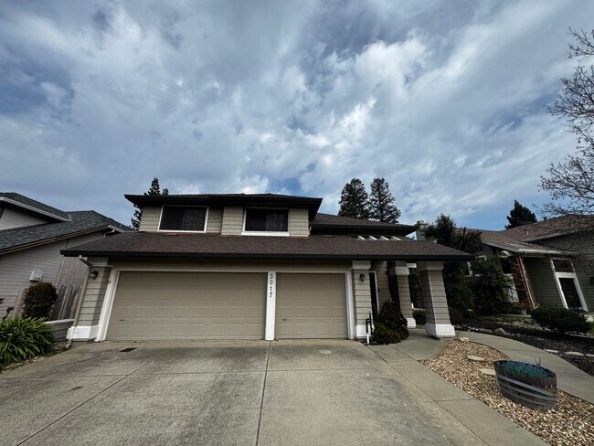 Foto del edificio - BEAUTIFUL 2 STORY 4 BD, 3 BATH, 3 CAR GARAGE, WITH POOL!