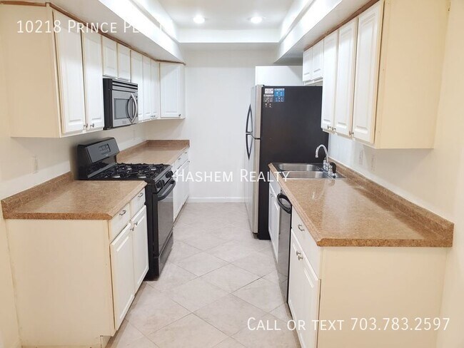 Foto del edificio - This stunning and move-in ready 3-bedroom,...