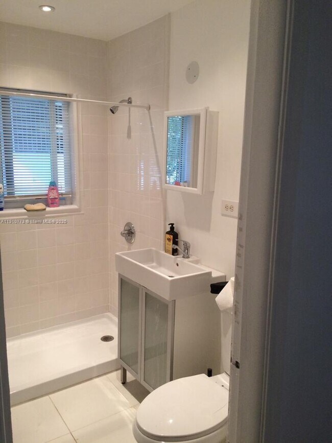 Building Photo - 1990 Bay Dr