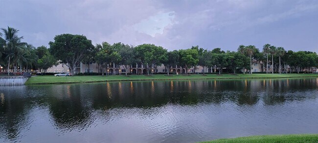 Foto del edificio - 2494 Centergate Dr