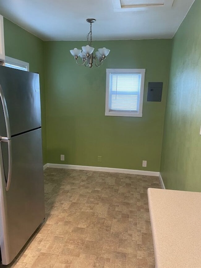 Building Photo - 827