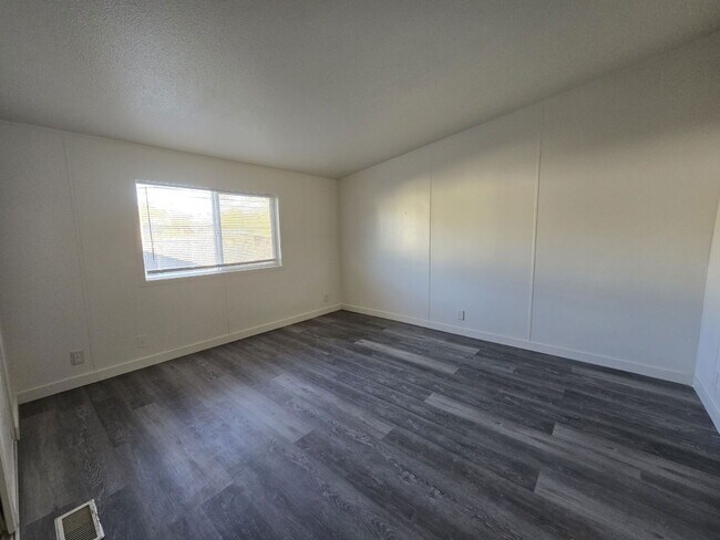 Building Photo - 210 Bobwhite St