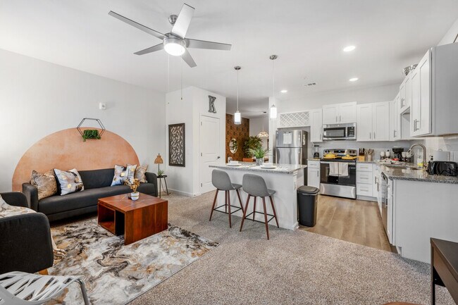Foto del edificio - 637 Wildlight Ave
