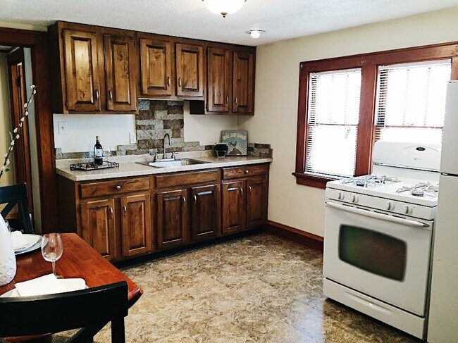 Building Photo - Beautiful 1 bedroom unit in West Milwaukee!