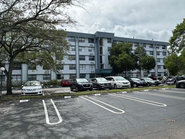 Foto del edificio - 2401 Riverside Dr