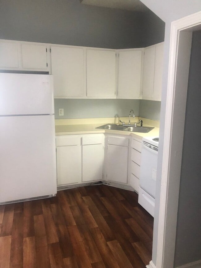 Photo - 211 W Hill St Apartment