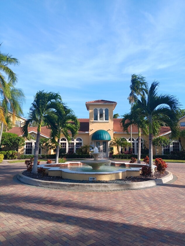 Beautiful condo and great location in Naples FL - 4690 Saint Croix Ln