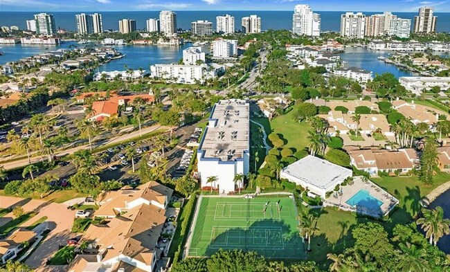 Building Photo - 555 Park Shore Dr