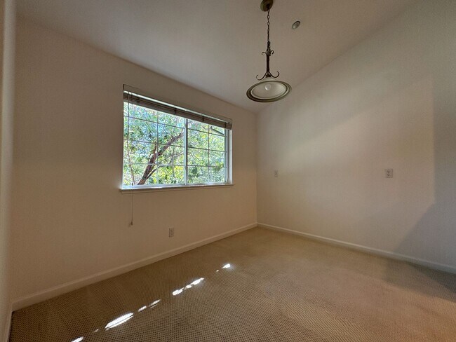 Building Photo - Spacious One Bedroom in Downtown Menlo Park