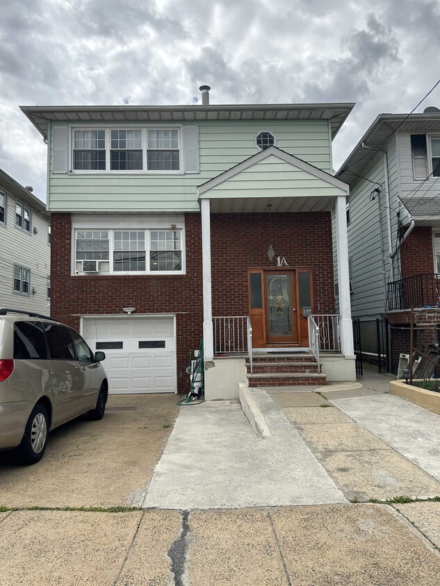 1A Colonial Dr Unit 2, Bayonne, NJ 07002 Room for Rent in Bayonne, NJ