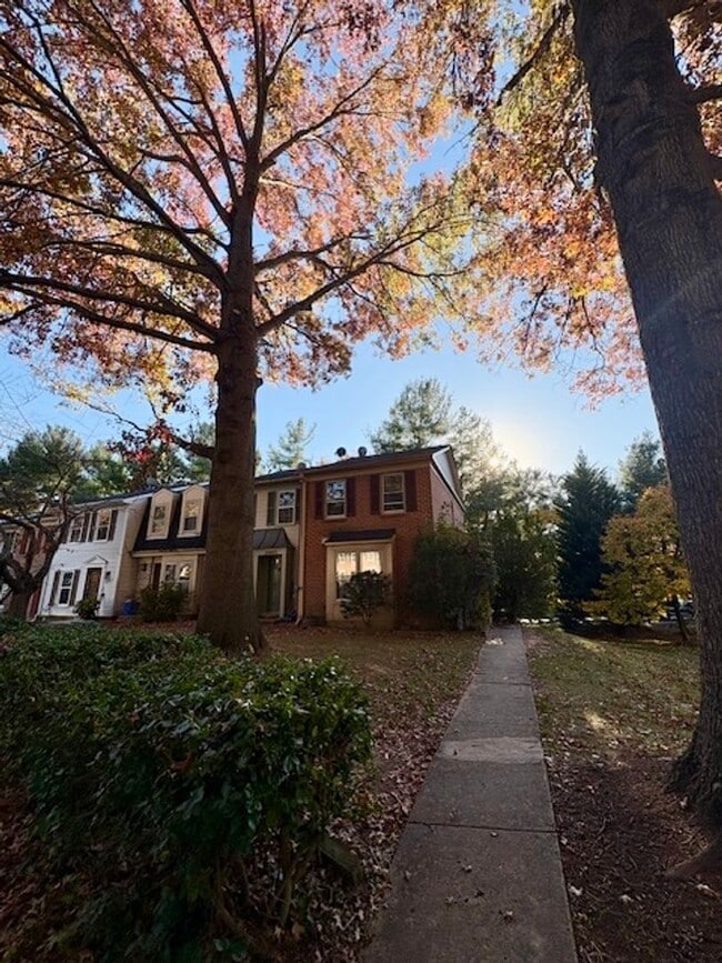 Beautiful end-unit townhome. Walkout basement. Quiet community - Beautiful end-unit townhome. Walkout basement. Quiet community