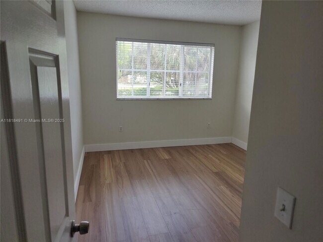 Foto del edificio - 2474 Centergate Dr