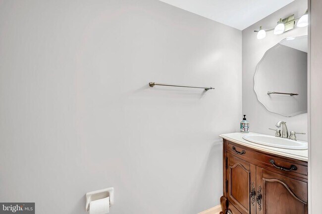 Building Photo - 30 Barton Way