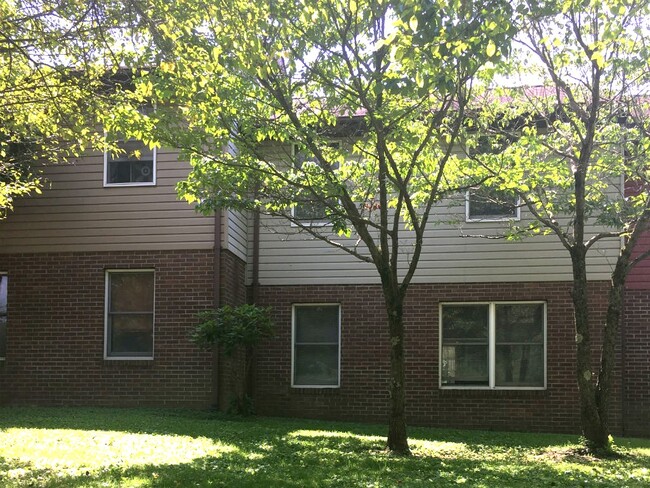 Building Photo - River Court Apartments